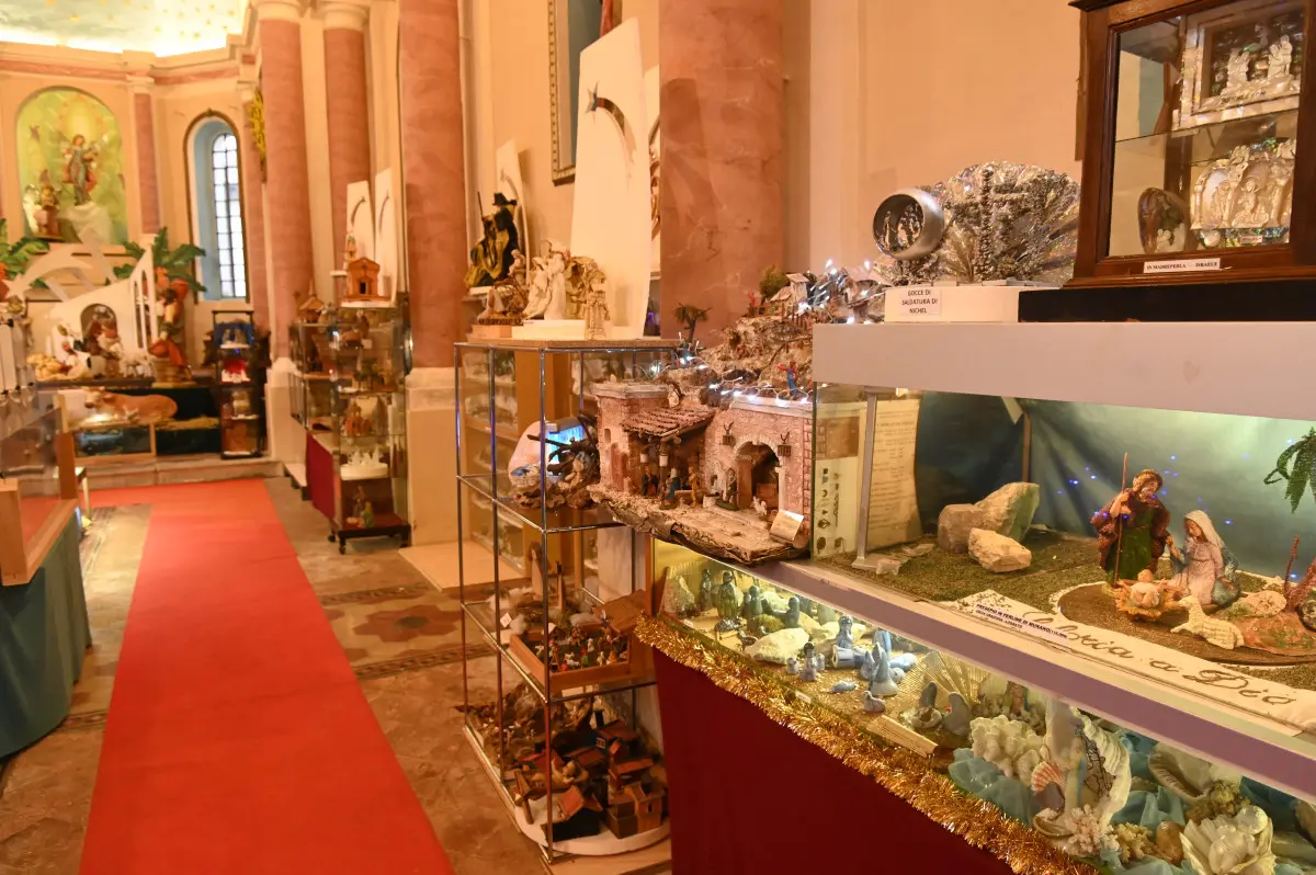 L'esposizione dei presepi nella chiesa del Sacro Cuore
