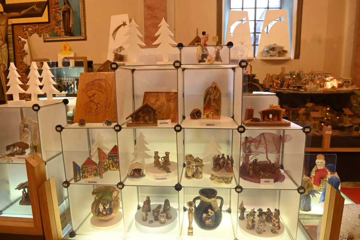 L'esposizione dei presepi nella chiesa del Sacro Cuore