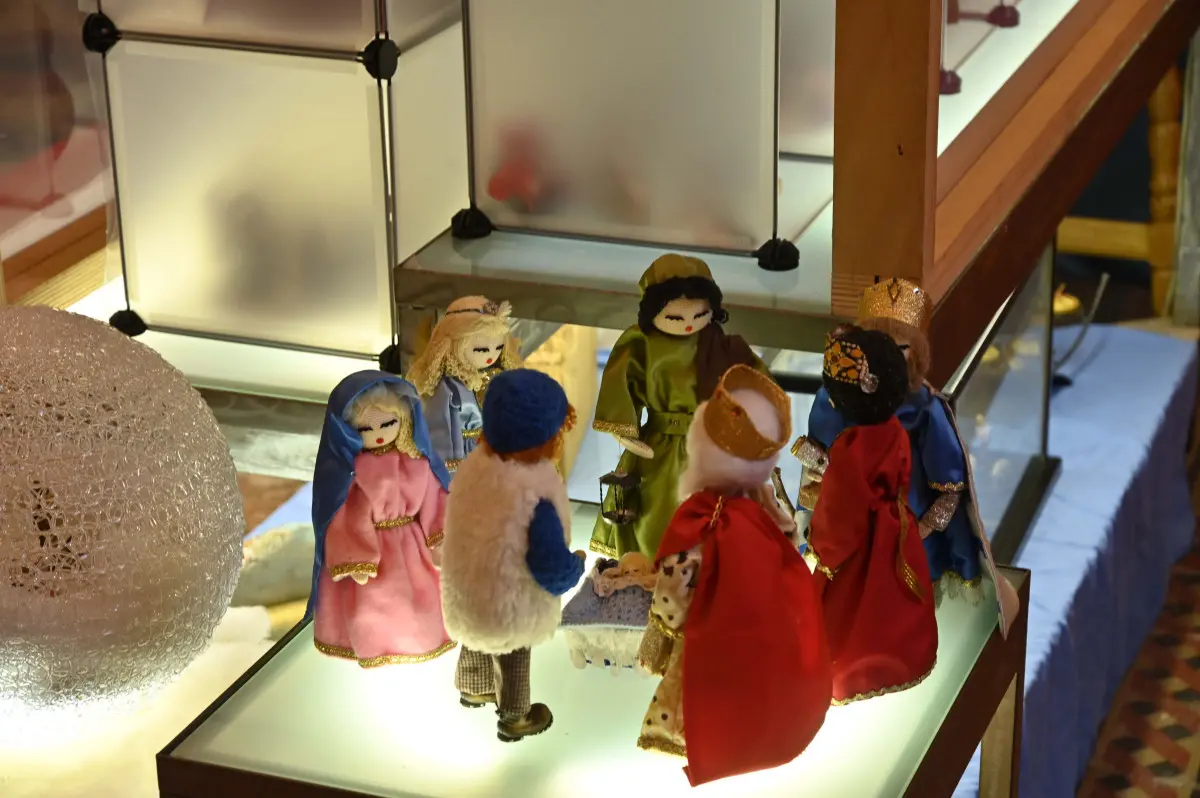 L'esposizione dei presepi nella chiesa del Sacro Cuore