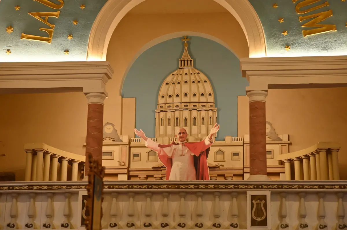 L'esposizione dei presepi nella chiesa del Sacro Cuore