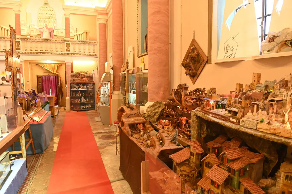 L'esposizione dei presepi nella chiesa del Sacro Cuore