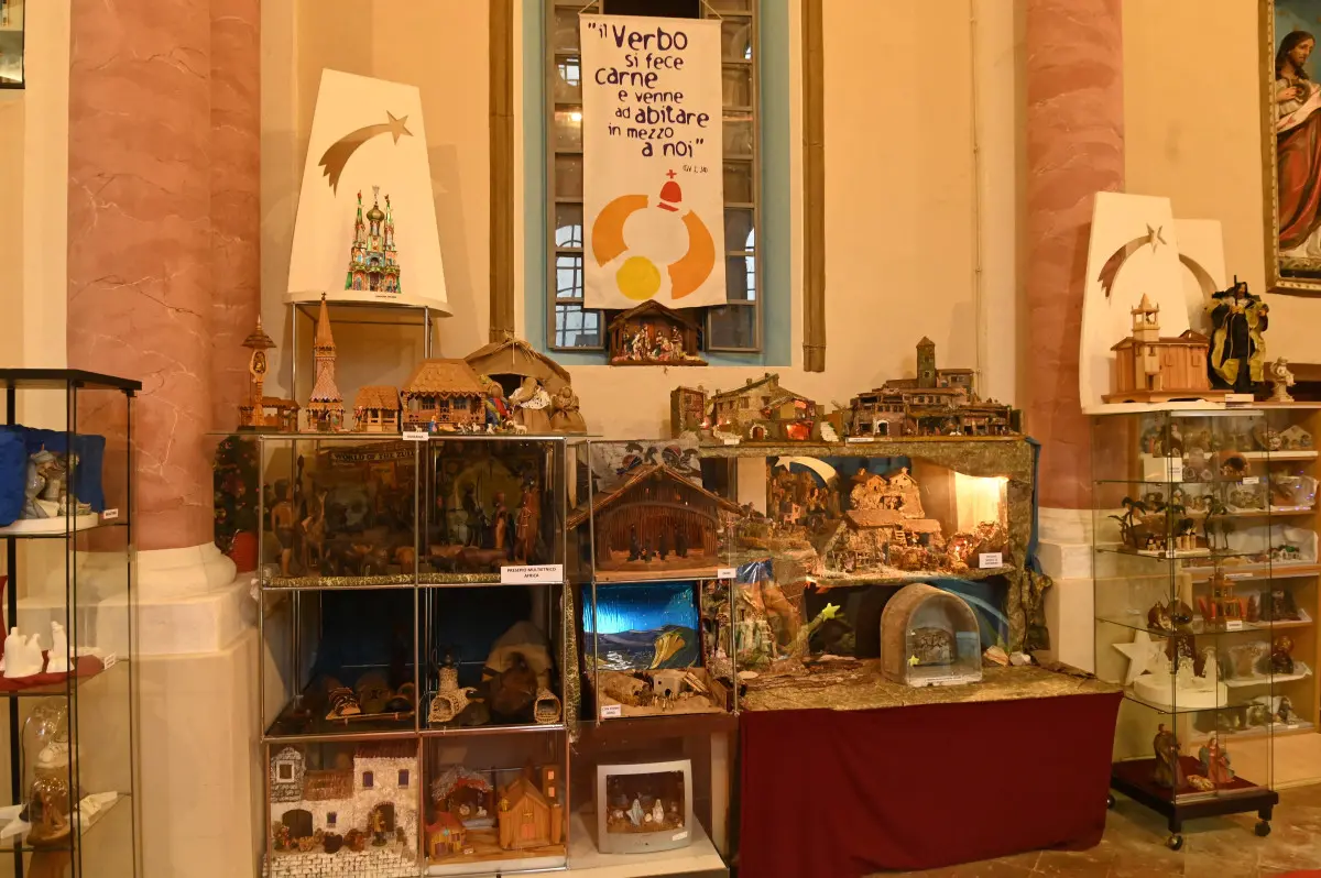 L'esposizione dei presepi nella chiesa del Sacro Cuore