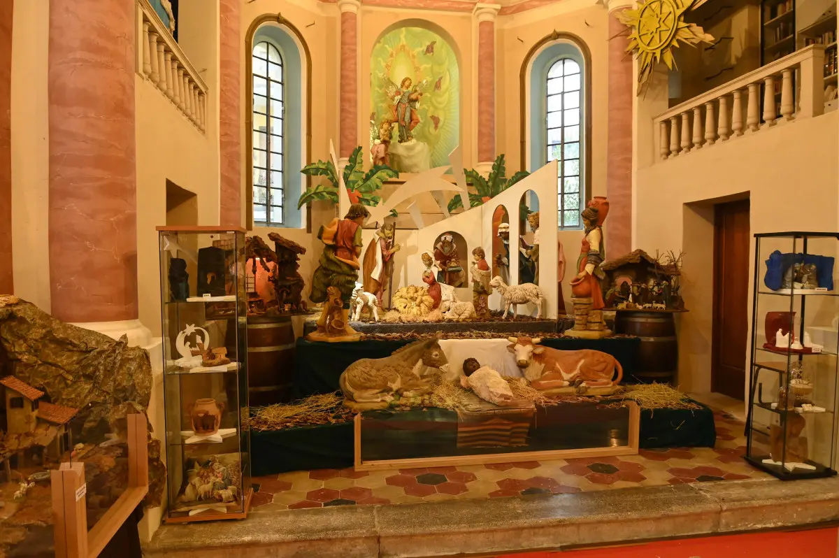 L'esposizione dei presepi nella chiesa del Sacro Cuore