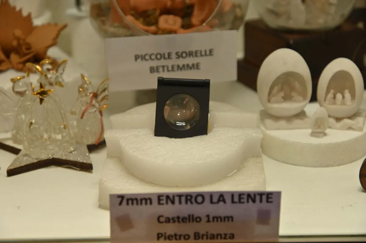 L'esposizione dei presepi nella chiesa del Sacro Cuore