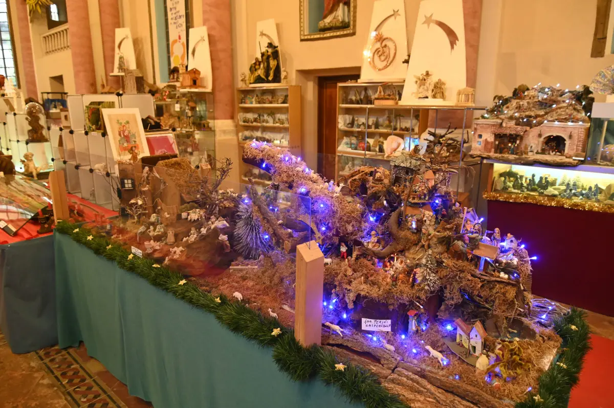 L'esposizione dei presepi nella chiesa del Sacro Cuore