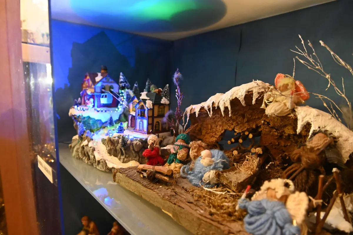 L'esposizione dei presepi nella chiesa del Sacro Cuore