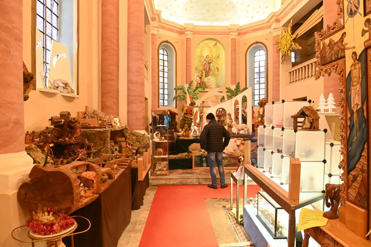 L'esposizione dei presepi nella chiesa del Sacro Cuore