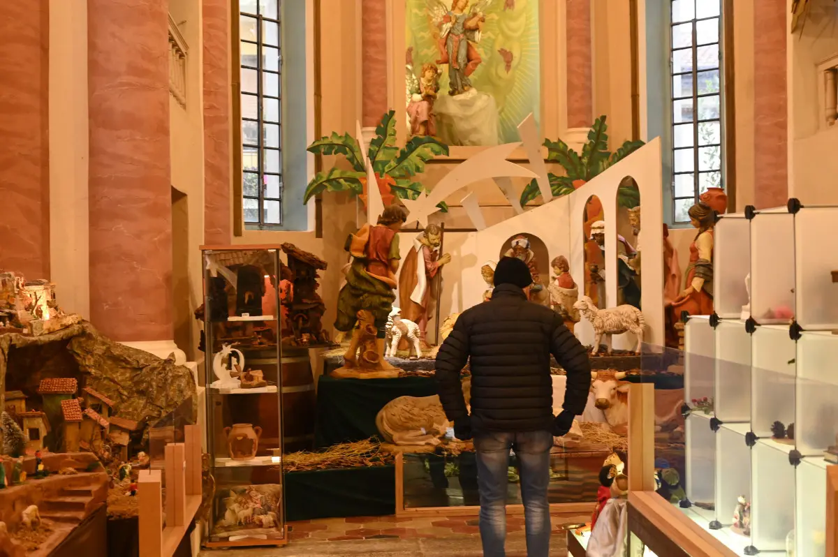 L'esposizione dei presepi nella chiesa del Sacro Cuore