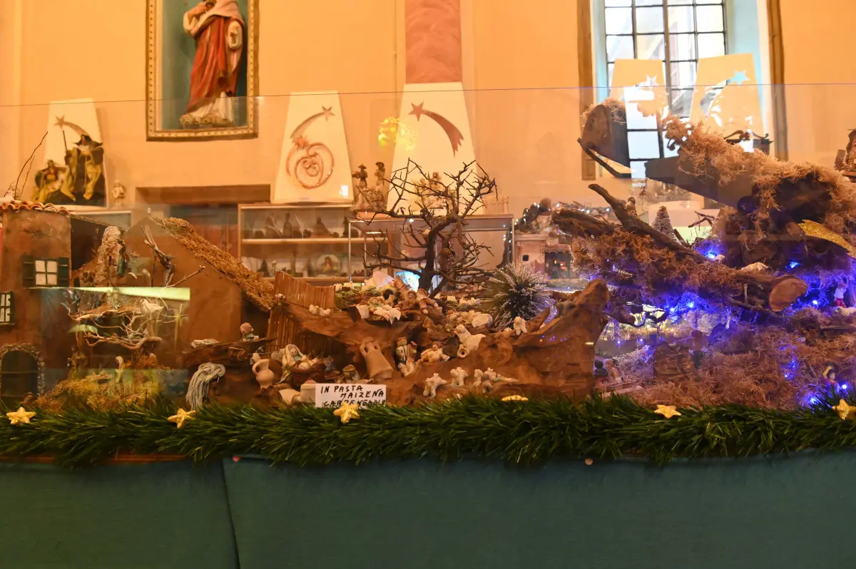 L'esposizione dei presepi nella chiesa del Sacro Cuore