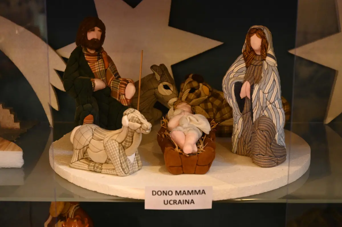 L'esposizione dei presepi nella chiesa del Sacro Cuore