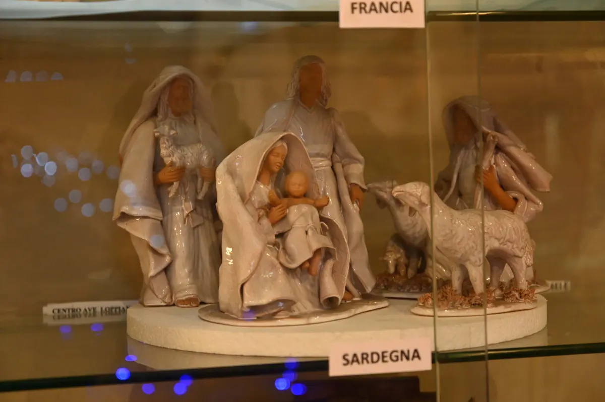 L'esposizione dei presepi nella chiesa del Sacro Cuore