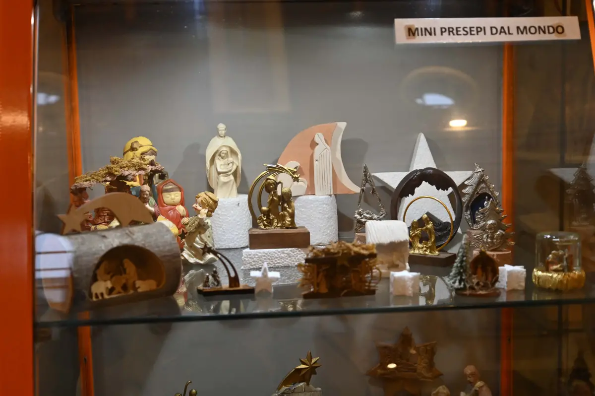 L'esposizione dei presepi nella chiesa del Sacro Cuore