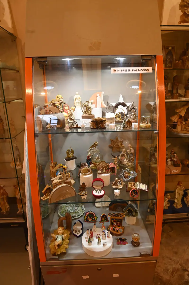 L'esposizione dei presepi nella chiesa del Sacro Cuore