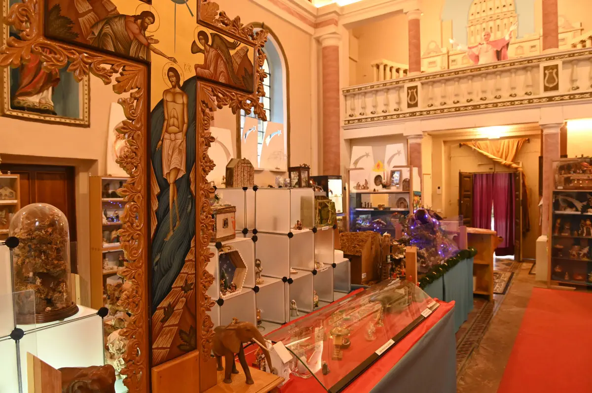 L'esposizione dei presepi nella chiesa del Sacro Cuore