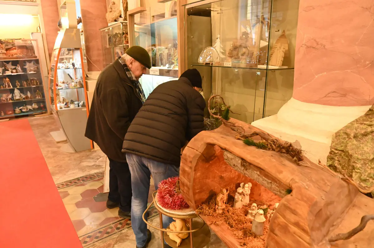 L'esposizione dei presepi nella chiesa del Sacro Cuore