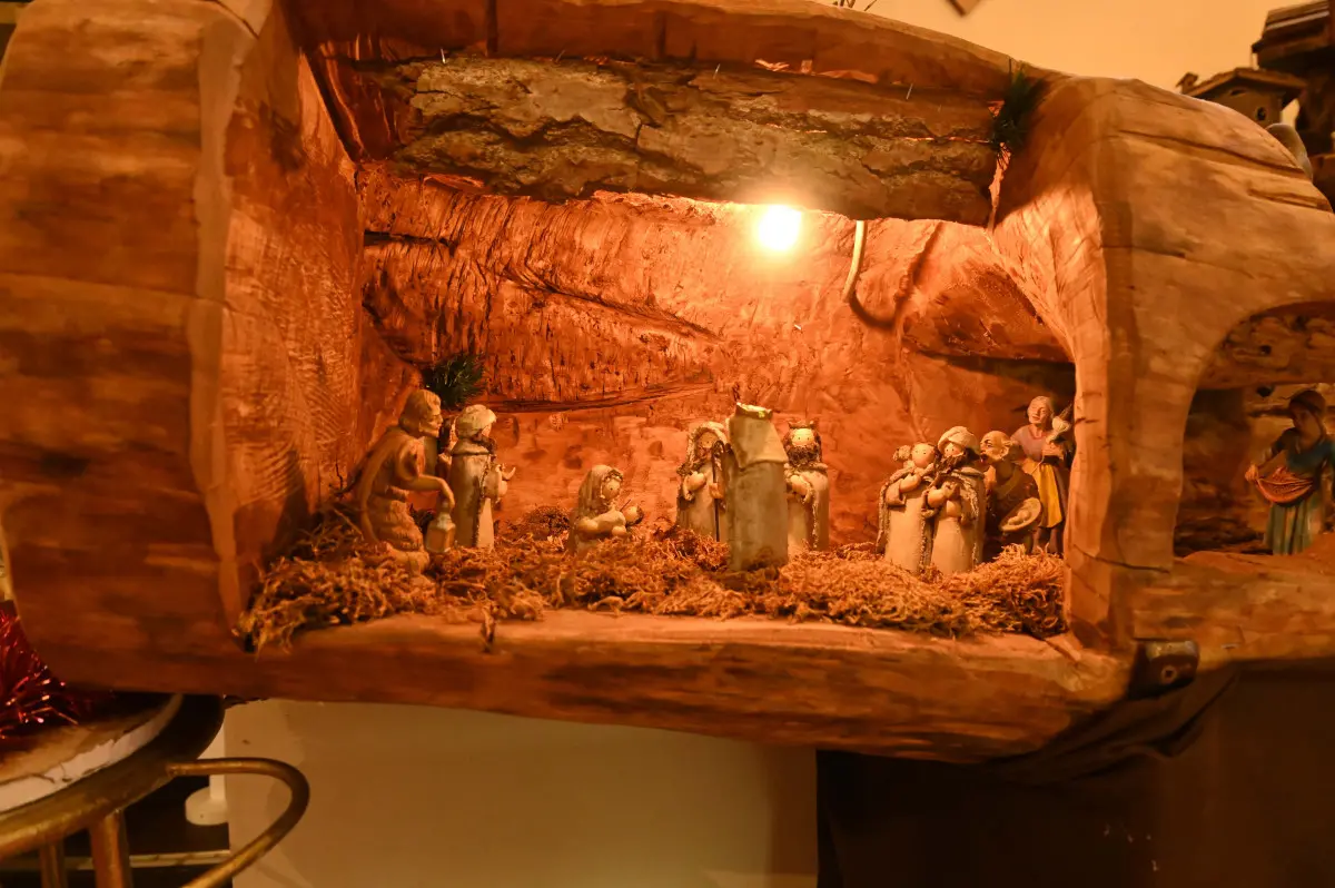 L'esposizione dei presepi nella chiesa del Sacro Cuore