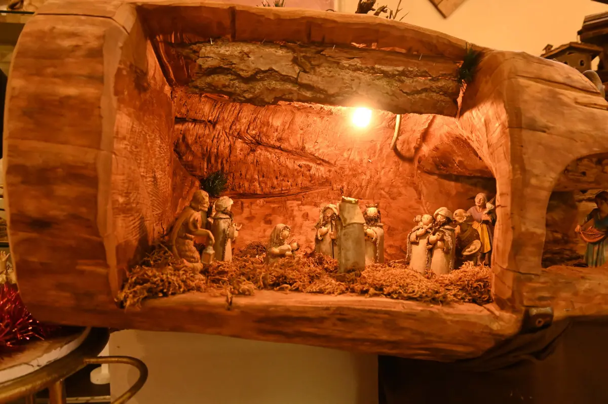 L'esposizione dei presepi nella chiesa del Sacro Cuore