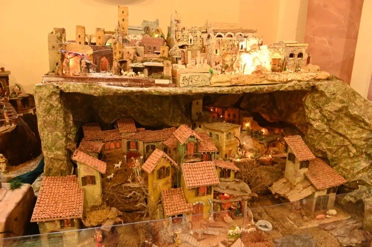 L'esposizione dei presepi nella chiesa del Sacro Cuore