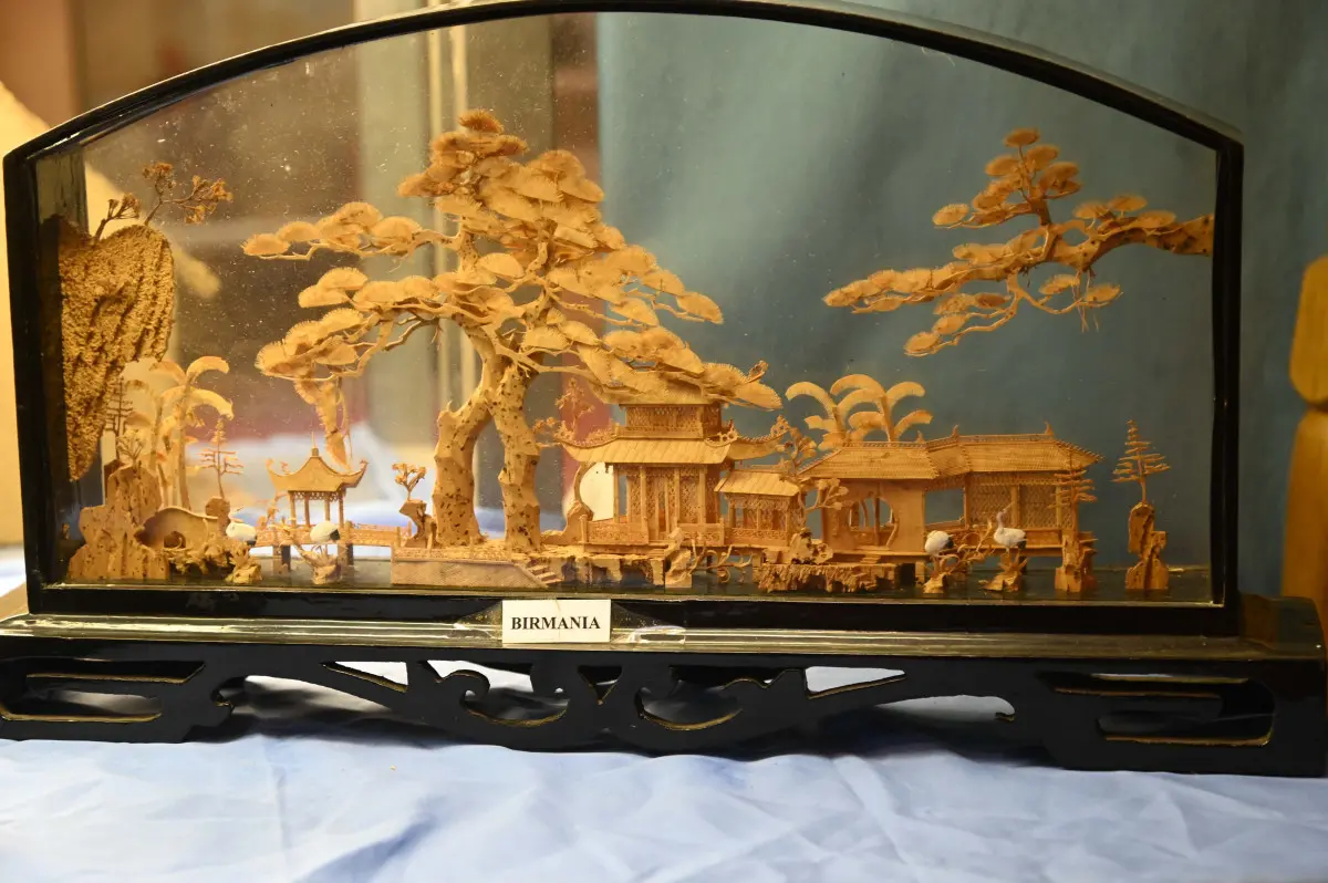 L'esposizione dei presepi nella chiesa del Sacro Cuore