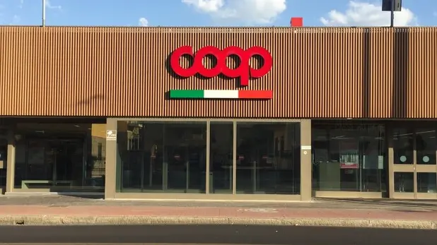 Un'insegna di un supermercato Coop - Foto Ansa © www.giornaledibrescia.it
