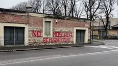 Le scritte comparse sul muro in via Camozzi