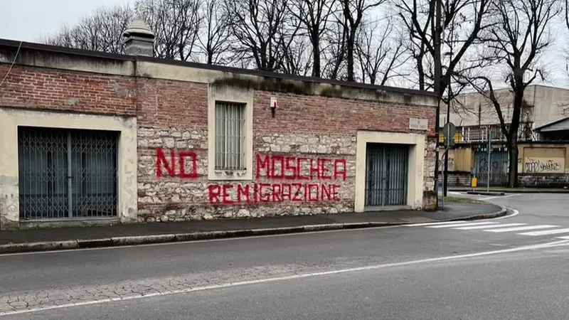Le scritte comparse sul muro in via Camozzi