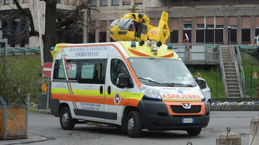 Un'ambulanza fuori dall'ospedale Civile di Brescia - © www.giornaledibrescia.it