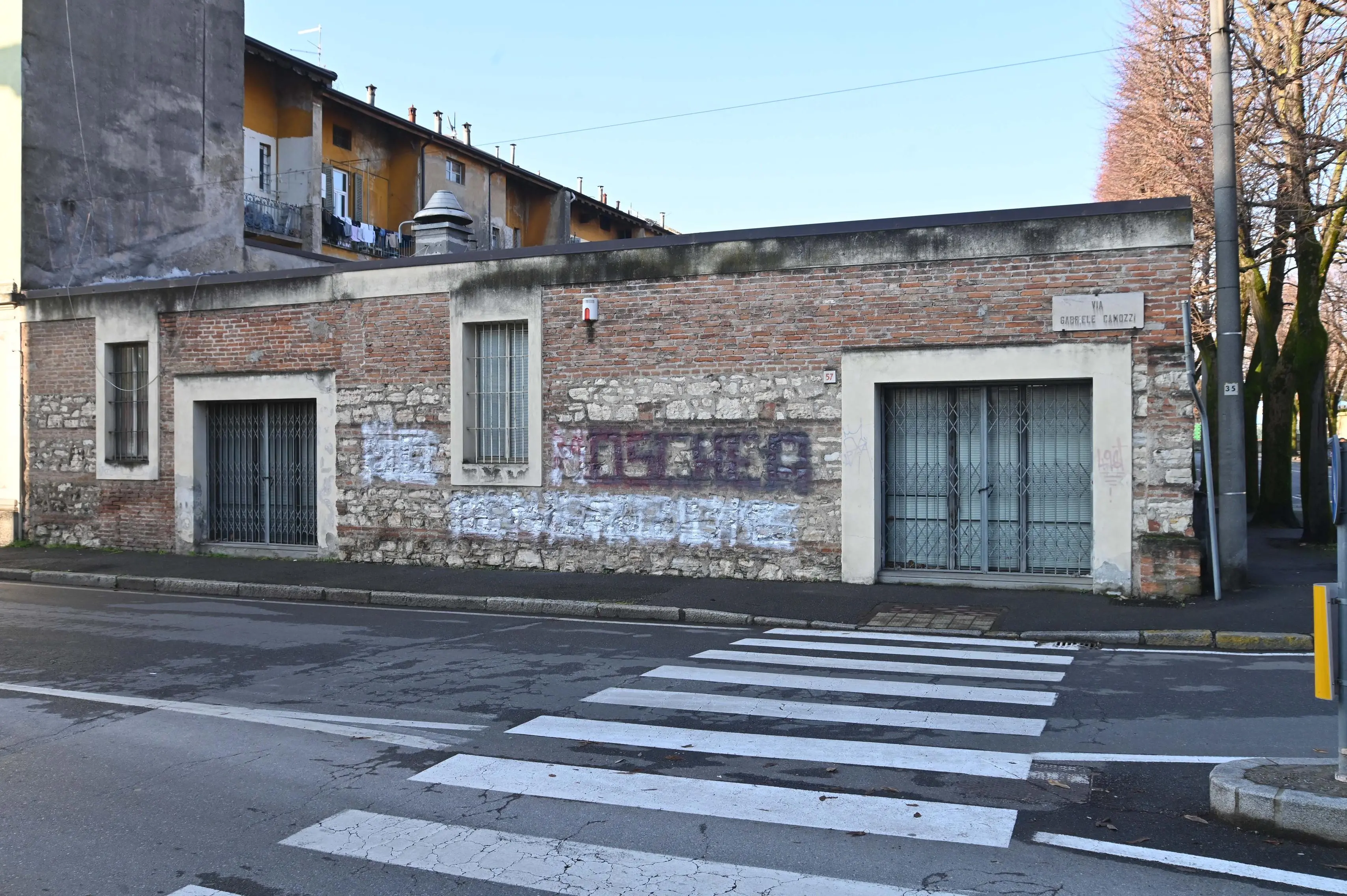 Moschea di via Camozzi, rimosse le scritte sul muro