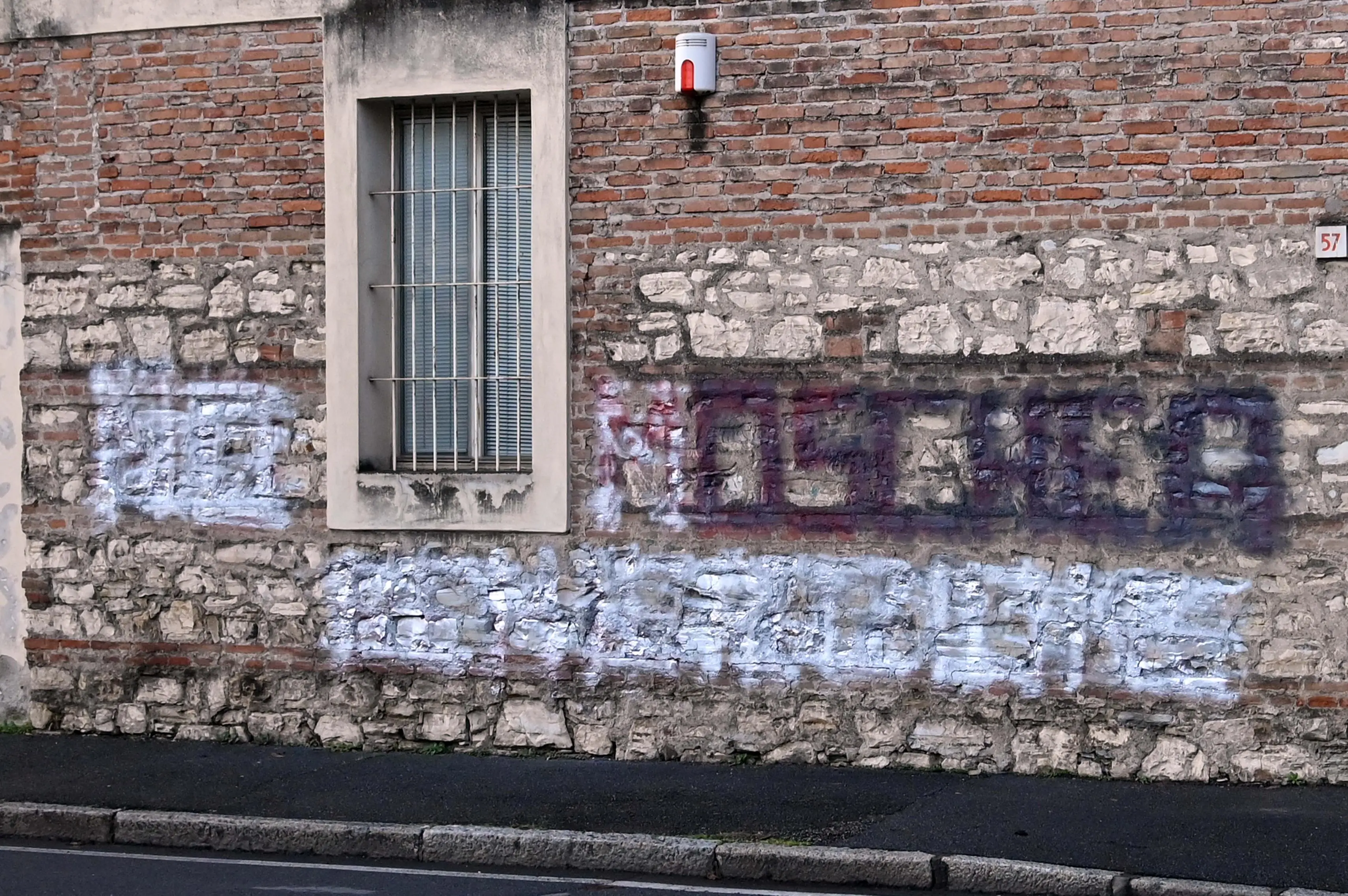 Moschea di via Camozzi, rimosse le scritte sul muro