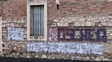 Moschea di via Camozzi, rimosse le scritte sul muro