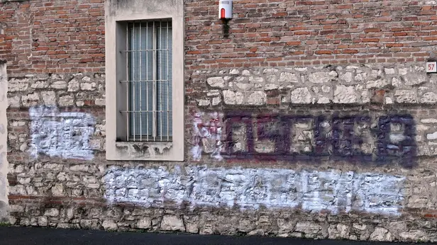 Moschea di via Camozzi, rimosse le scritte sul muro