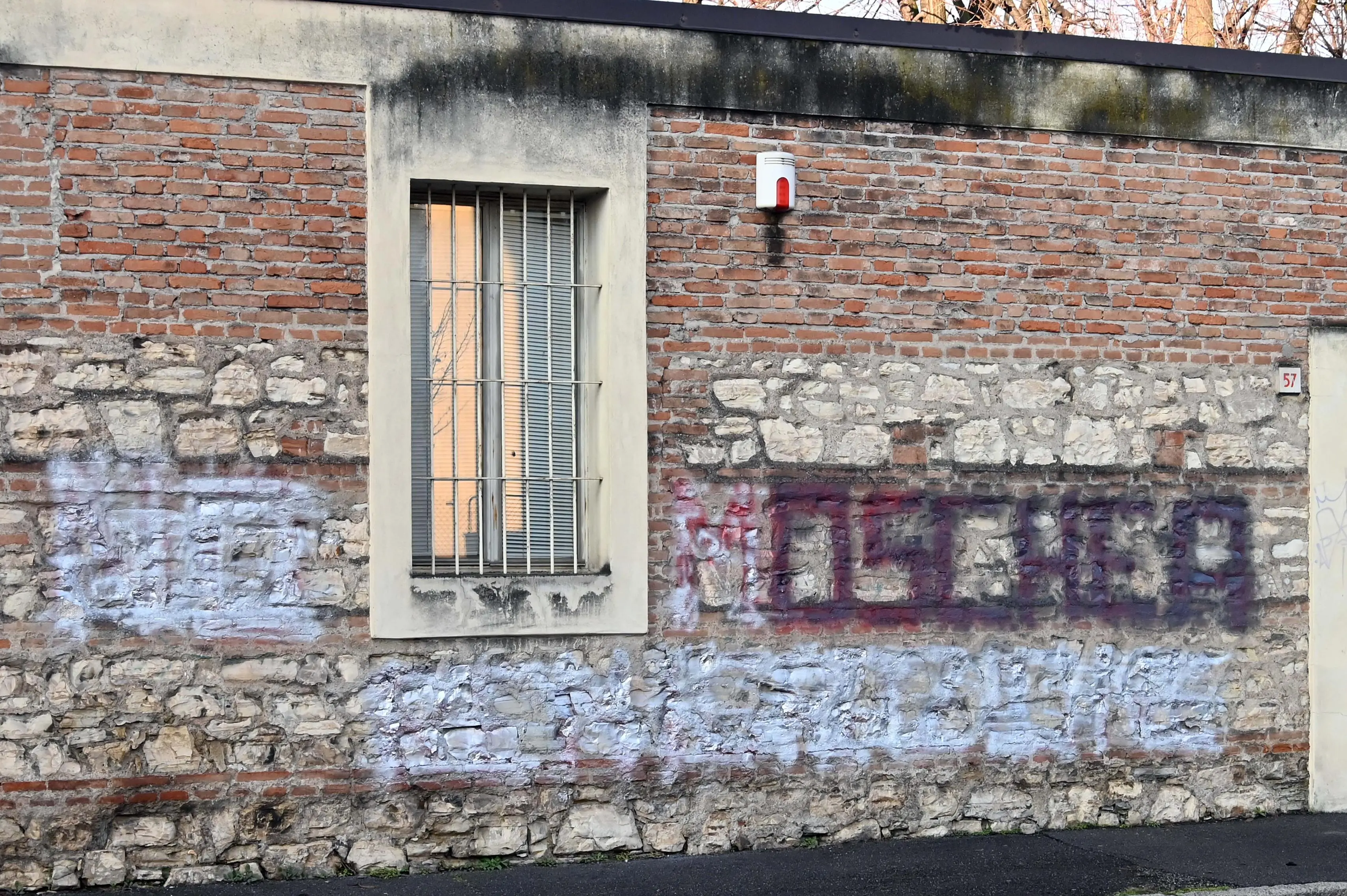 Moschea di via Camozzi, rimosse le scritte sul muro