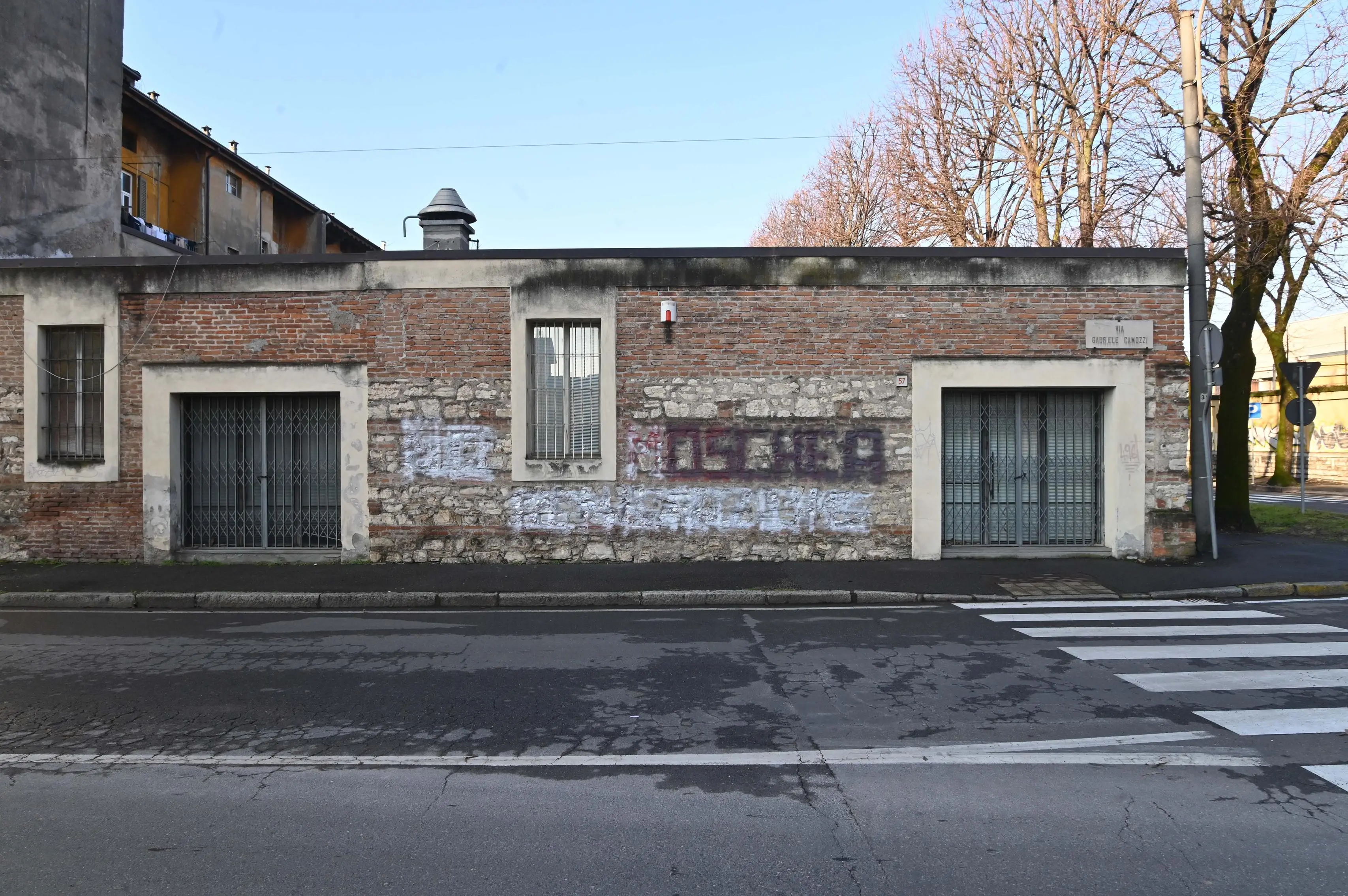 Moschea di via Camozzi, rimosse le scritte sul muro