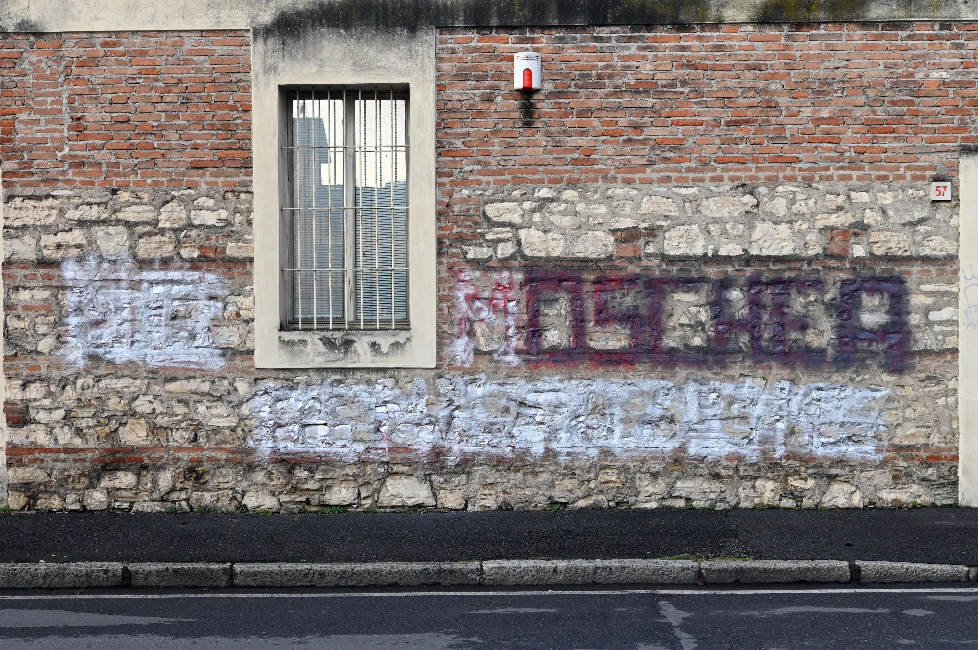 Moschea di via Camozzi, rimosse le scritte sul muro