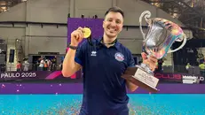 Mattia Cozzi con il trofeo