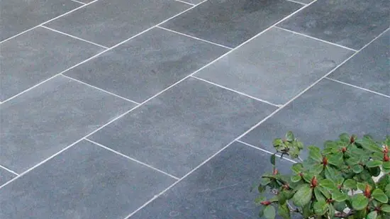 L'ardesia è apprezzata nella finitura di ingressi, porticati e rivestimenti vari