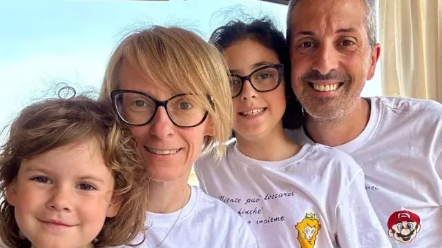 Mamma Simona, papà Luca e le due figlie di 10 e 4 anni