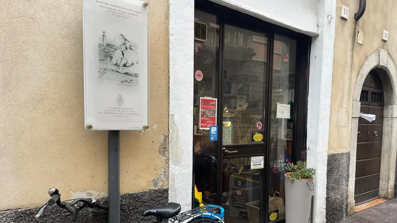 L'esterno della bottega