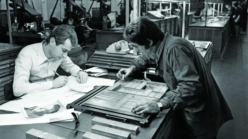 Il tipografo Gianni Guerini e il giornalista Alberto Ottaviano preparano una pagina del GdB - © www.giornaledibrescia.it