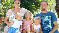 La famiglia nel bosco - Ansa © www.giornaledibrescia.it