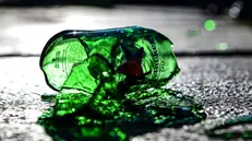 Cocci di bottiglia a terra (foto simbolica) - © www.giornaledibrescia.it