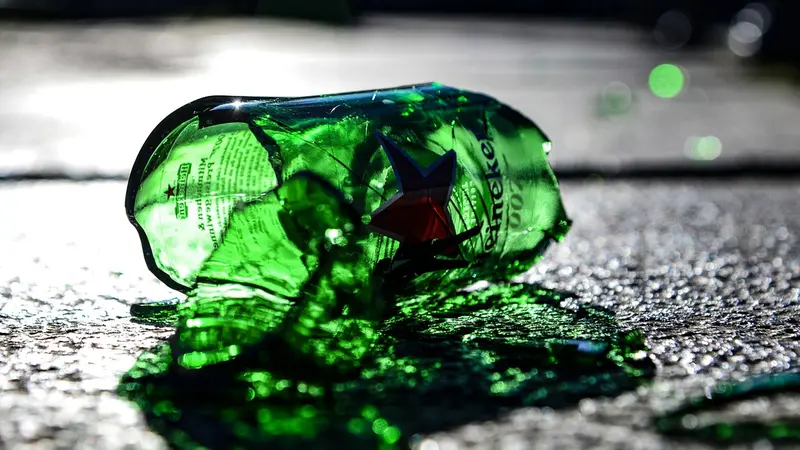 Cocci di bottiglia a terra (foto simbolica) - © www.giornaledibrescia.it