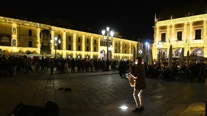 Gente in centro città - Gabriele Strada /Neg © www.giornaledibrescia.it
