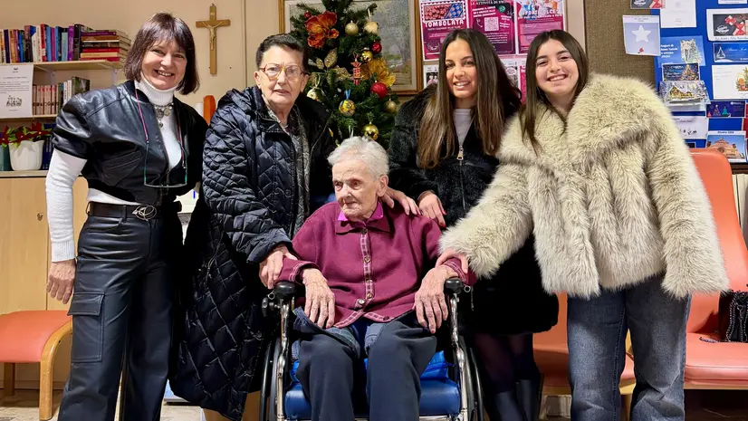 Le cinque generazioni insieme - © www.giornaledibrescia.it