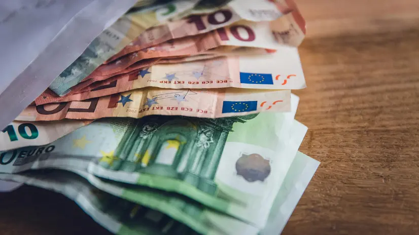 Una busta di banconote