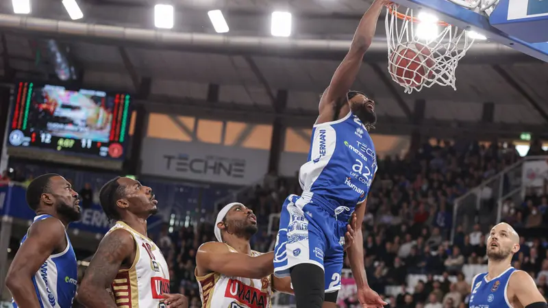 Una schiacciata di Demetre Rivers contro Venezia - Foto New Reporter Nicoli © www.giornaledibrescia.it