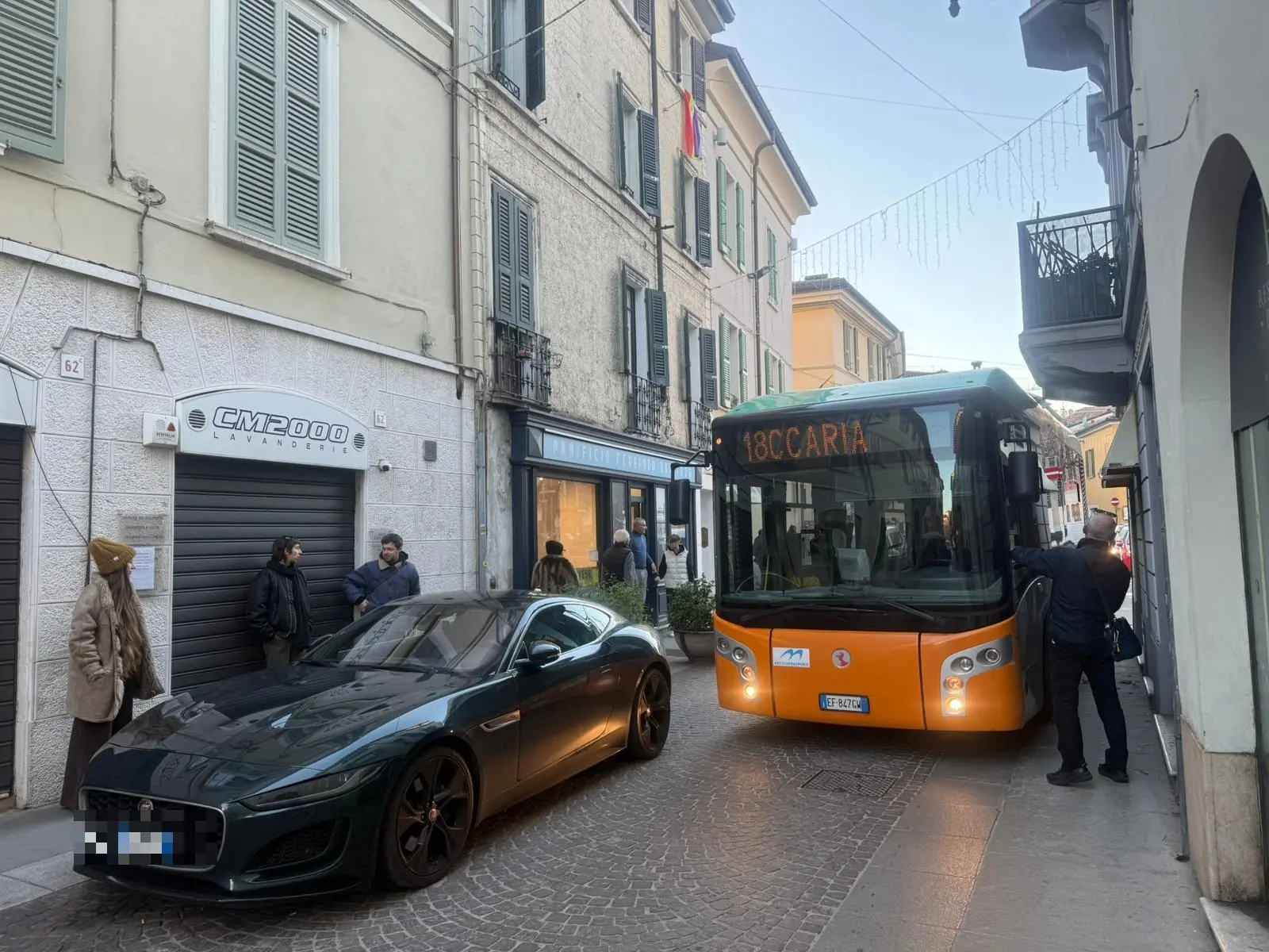 Via Trieste, autobus si incastra sotto un balcone