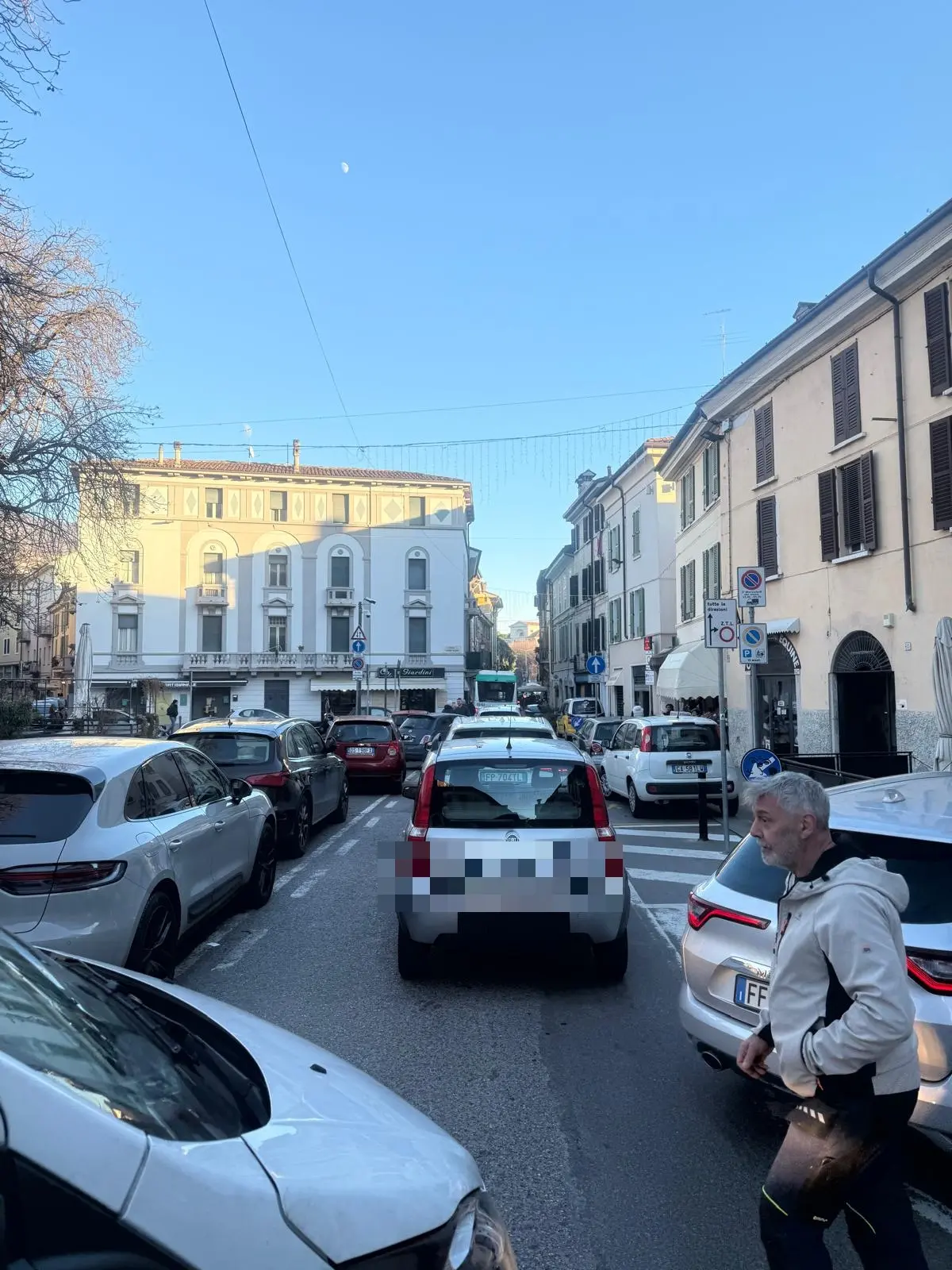 Via Trieste, autobus si incastra sotto un balcone