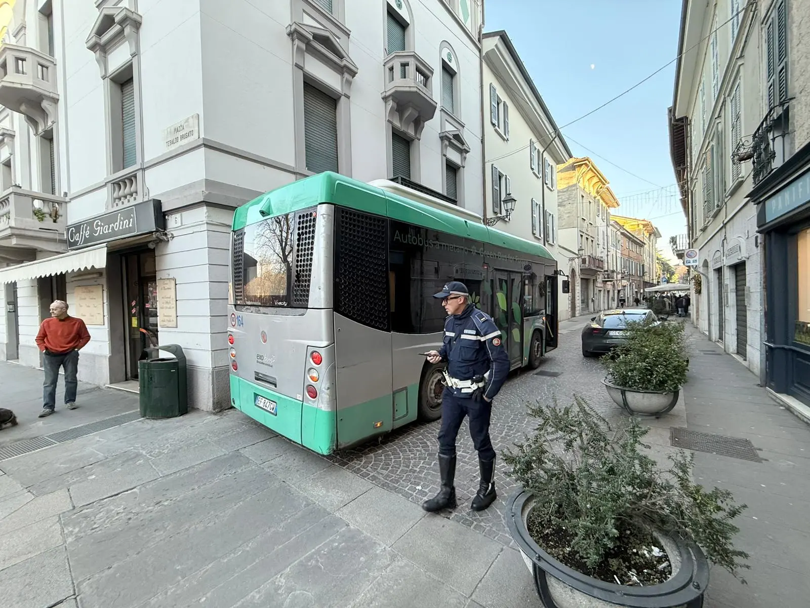 Via Trieste, autobus si incastra sotto un balcone