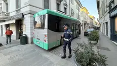 Via Trieste, autobus si incastra sotto un balcone